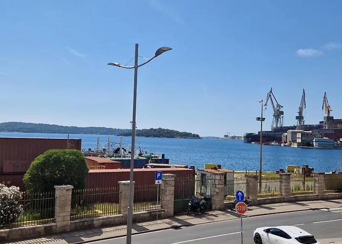 Διαμέρισμα Port *